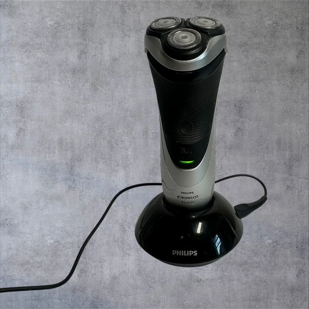 Philips Norelco Aquatec AT815 Electric Shaver Set w/ Charging Cord & Base Works!